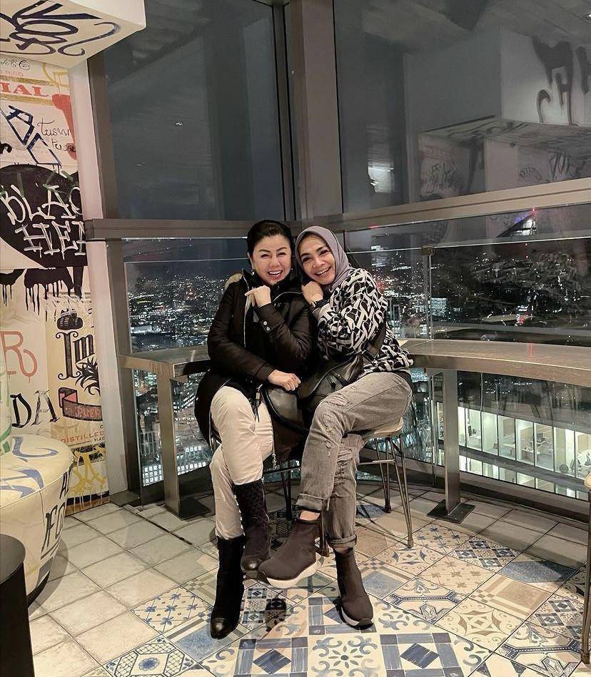 potret liburan Mama Rieta dan Mami Toko di London (Instagram.com/rieta_amilia)