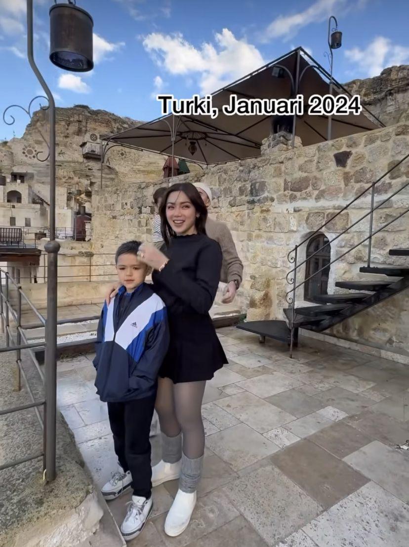 potret Jessica Iskandar dan keluarga sewa penginapan unik di Turki (instagram.com/inijedar)