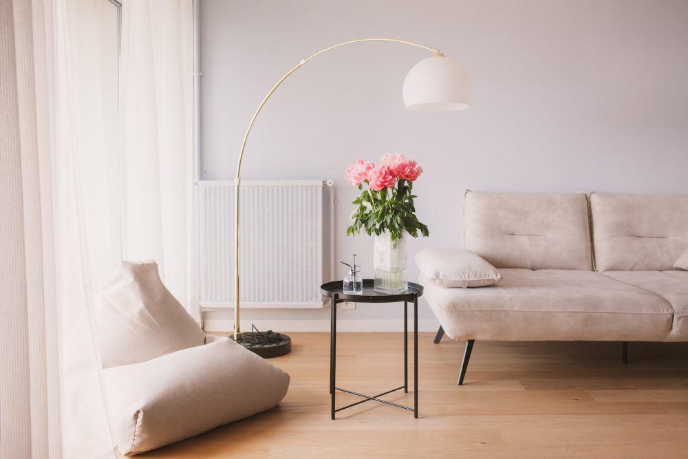 9 Ide Dekorasi Standing Lamp di Ruang Tamu, Menawan nan Fungsional!