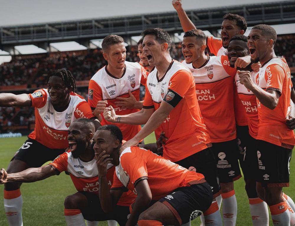 Pemain FC Lorient saat merayakan kemenangan. (instagram.com/fclorient)