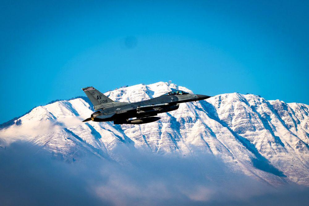 Jet AS Terbang di Langit Bosnia-Herzegovina yang di Ambang Perang
