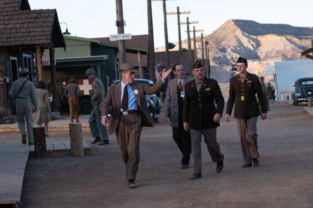 cuplikan adegan Cillian Murphy sebagai J Robert Oppenheimer, Olli Haaskivi sebagai Edward Condon, Matt Damon sebagai Leslie Groves, dan Dane Dehaan sebagai Kenneth Nichols dalam Oppenheimer (dok. Universal Pictures/Oppenheimer)