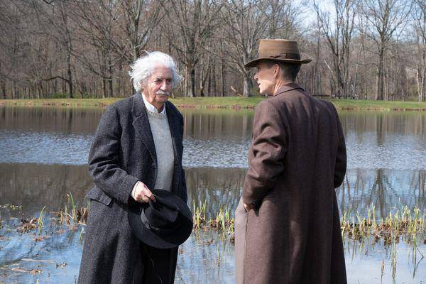 cuplikan adegan Tom Conti sebagai Albert Einstein dan Cillian Murphy sebagai J Robert Oppenheimer (dok. Universal Pictures/Oppenheimer)