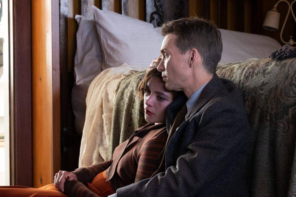 cuplikan adegan Florence Pugh sebagai Jean Tatlock dan Cillian Murphy sebagai J Robert Oppenheimer dalam Oppenheimer (dok. Universal Pictures/Oppenheimer)
