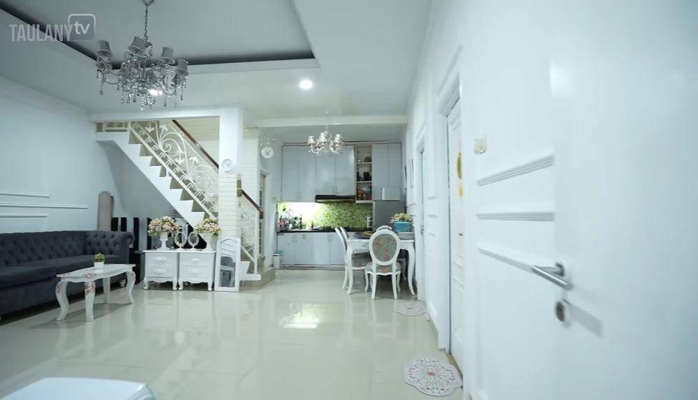 potret rumah komedian Boiyen (youtube.com/TaulanyTV)