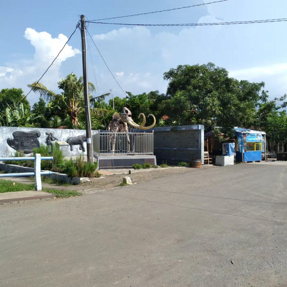 gerbang masuk Desa Semedo menuju ke Museum Situs Semedo Tegal (Dok. Pribadi/Tamara Febriyanti)
