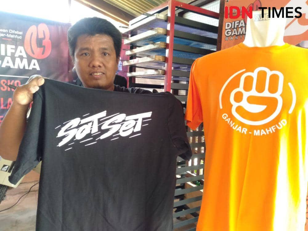 Divisi Merchandise Relawan DIFAGAMA, Bejo Riyanto.(IDN Times/Daruwaskita)