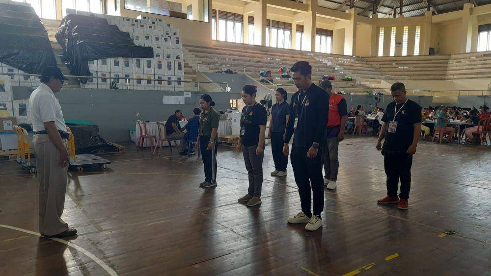 Gusti Lanang Mega memimpin kegiatan di hari terakhirnya menjabat sebagai anggota KPU Klungkung. (Dok. IDN Times/istimewa)