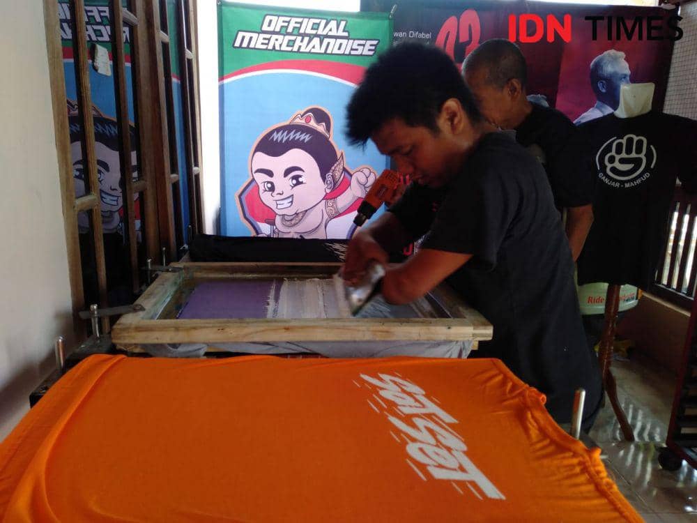 Relawan DIFAGAMA gelar sablon kaos gratis Ganjar-Mahfud.(IDN Times/Daruwaskita)