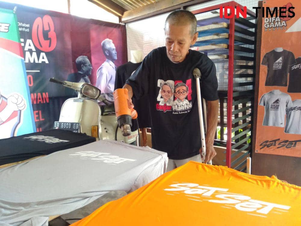 Relawan DIFAGAMA gelar sablon kaos gratis Ganjar-Mahfud.(IDN Times/Daruwaskita)