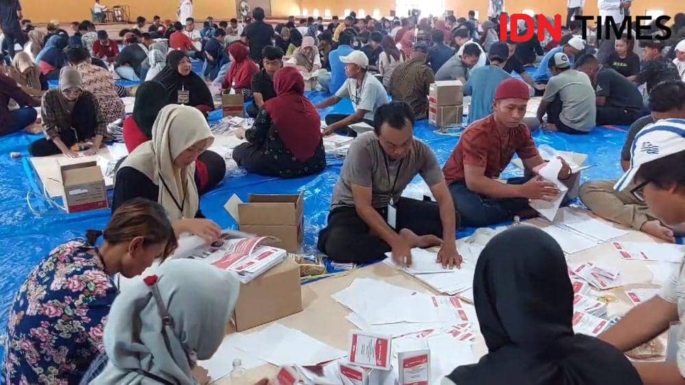 Siti Syarifatu Nasfa mahasiswi Jurusan Pendidikan Biologi Universitas Negeri Surabaya itu turut serta dalam pelipatan surat suara untuk mengisi waktu libur semester. IND Times/ Riyanto