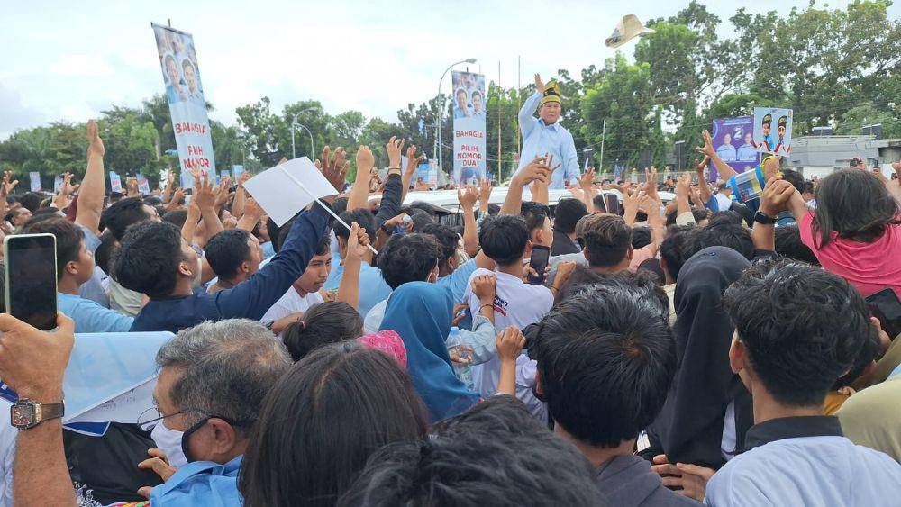Prabowo saat melempar kaos ke pendukungnya (IDN Times/ Fanny Rizano)