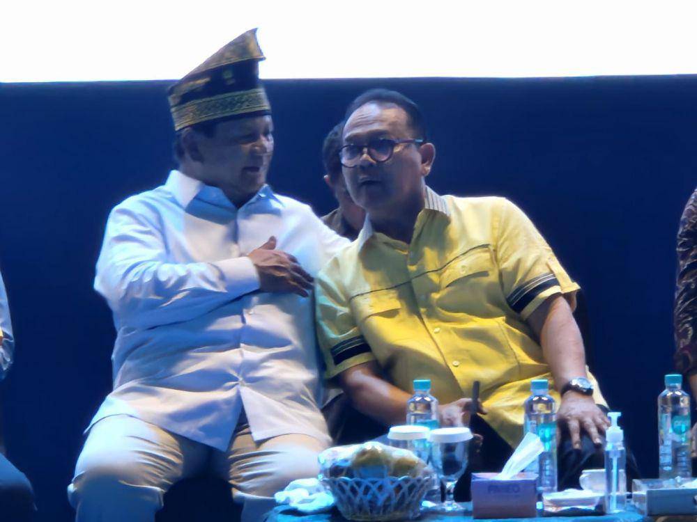 Prabowo saat berbincang dengan mantan Gubernur Riau Rusli Zainal (IDN Times/ Fanny Rizano)