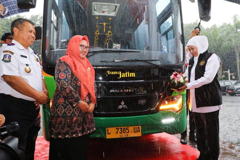 Gubernur Jatim Khofifah Indar Parawansa (kanan) bersama Wabup Gresik dan Kepala Dishub Jatim saat meresmikan Bus Trans Jatim di Gresik. Dok. Pemprov Jatim.