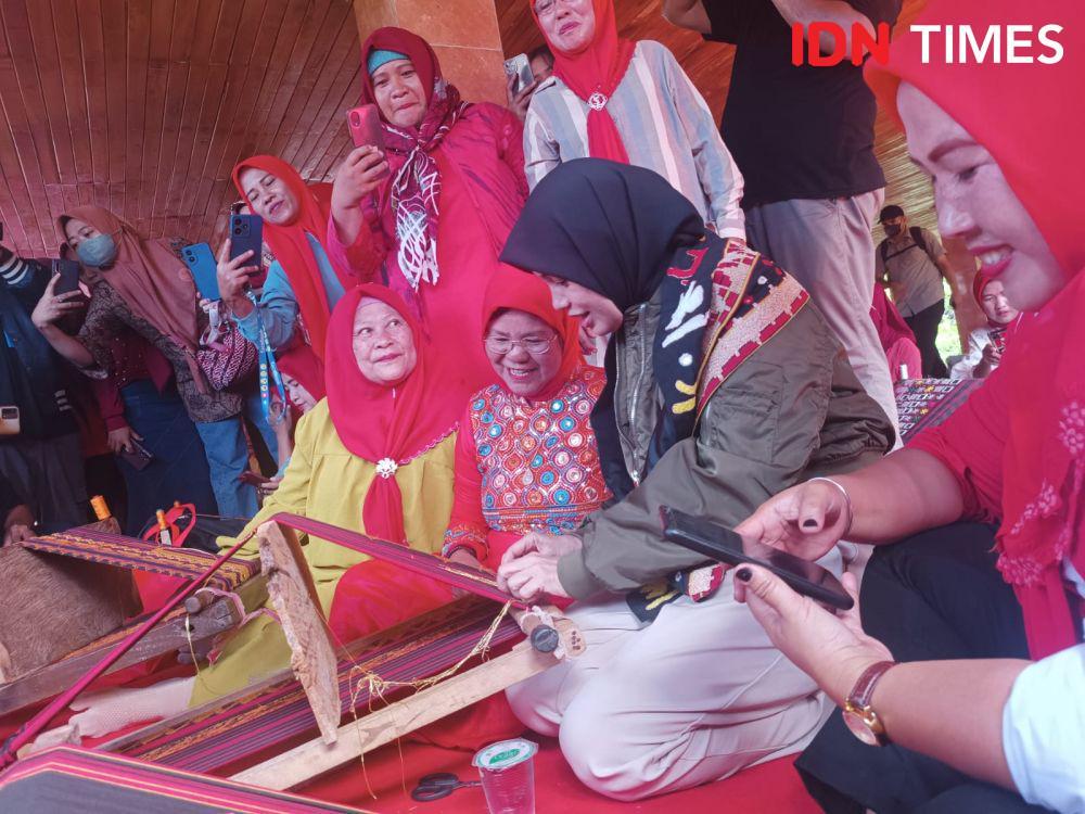 Kala Siti Atikoh Menyulam Kain Tapis Lampung: Butuh Sabar dan Ulet