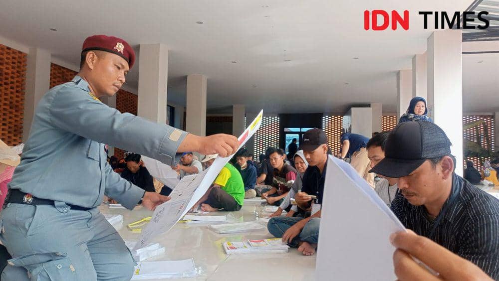 Inin Nastain IDN Times/ Petugas keamanan KPU saat mengarahkan pegawai Sorlip