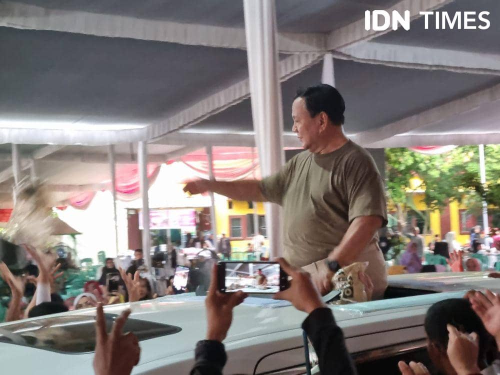 Prabowo Kaget Emak-Emak di Sumsel Antusias Hingga Tarik Tangannya