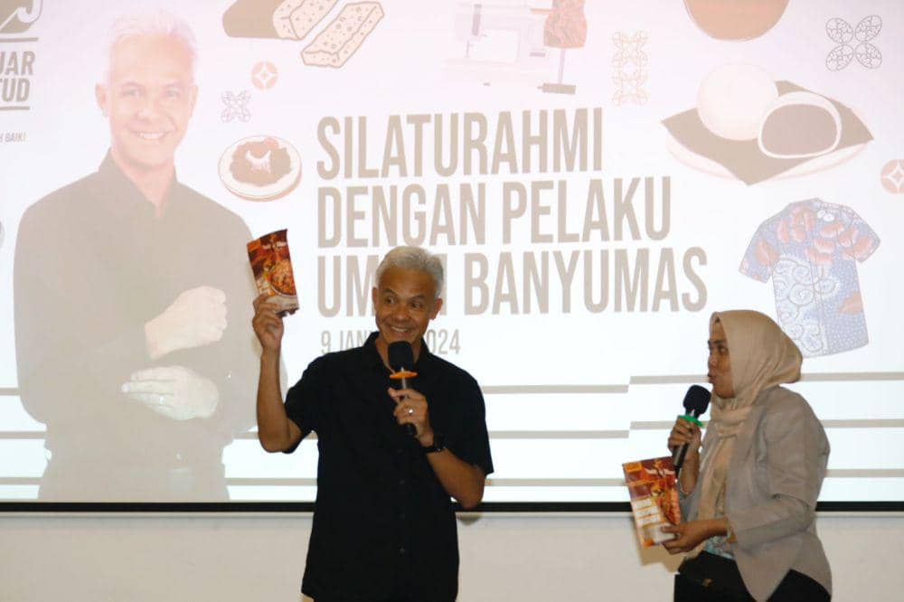 Ganjar Pranowo bertemu dengan sejumlah pelaku usaha mikro kecil menengah (UMKM) di Banyumas, Jawa Tengah, pada Selasa (9/1/2024) (IDN Times/Istimewa)