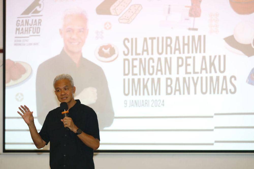 Ganjar Pranowo bertemu dengan sejumlah pelaku usaha mikro kecil menengah (UMKM) di Banyumas, Jawa Tengah, pada Selasa (9/1/2024) (IDN Times/Istimewa)