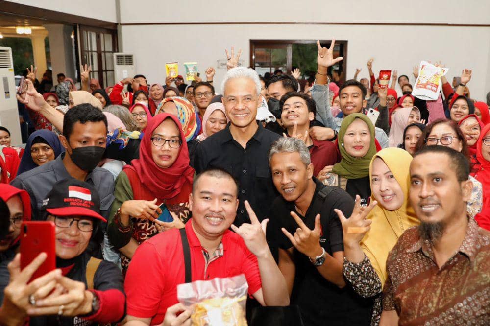 Ganjar Pranowo bertemu dengan sejumlah pelaku usaha mikro kecil menengah (UMKM) di Banyumas, Jawa Tengah, pada Selasa (9/1/2024) (IDN Times/Istimewa)
