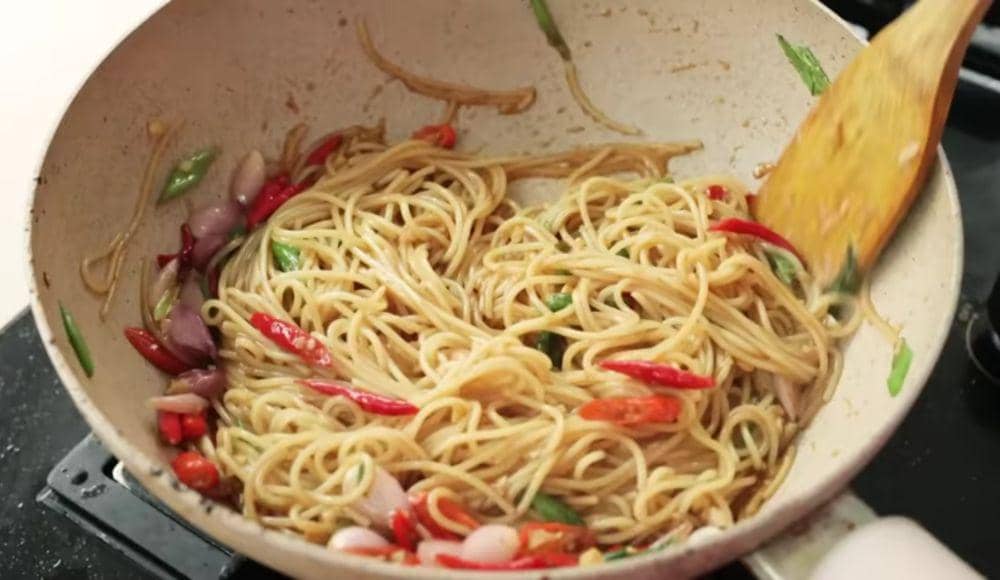 Membuat spaghetti oriental (youtube.com/Devina Hermawan)