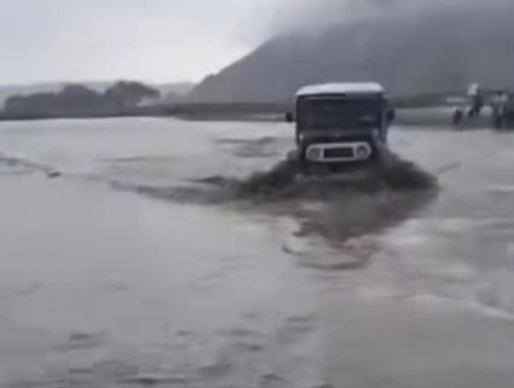 Fenomena banjir yabg terjadi di lautan pasir Gunung Bromo. (IDN Times/istimewa)