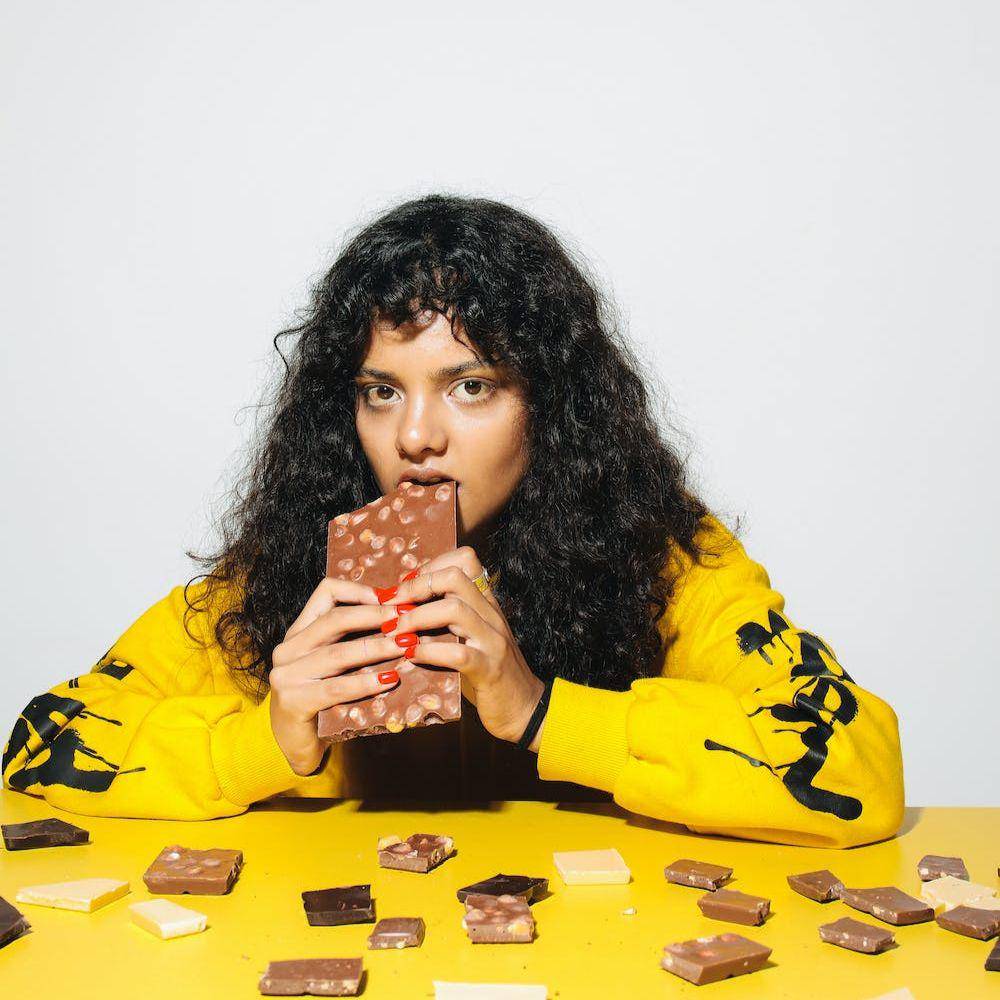 ilustrasi wanita makan makanan manis (pexels.com/Polina Tankilevitch)