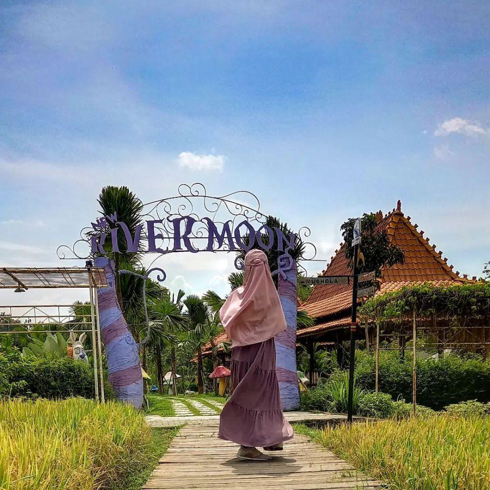 New River Moon (instagram.com/icha_destu)