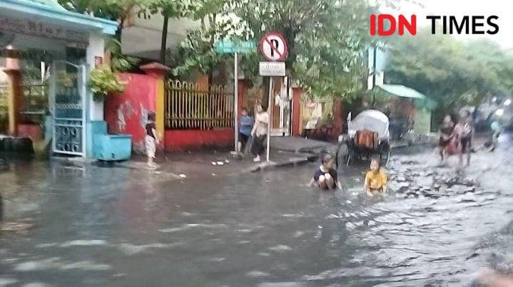 Hujan 30 Menit, Kawasan Dukuh Kupang Banjir 30 Sentimeter