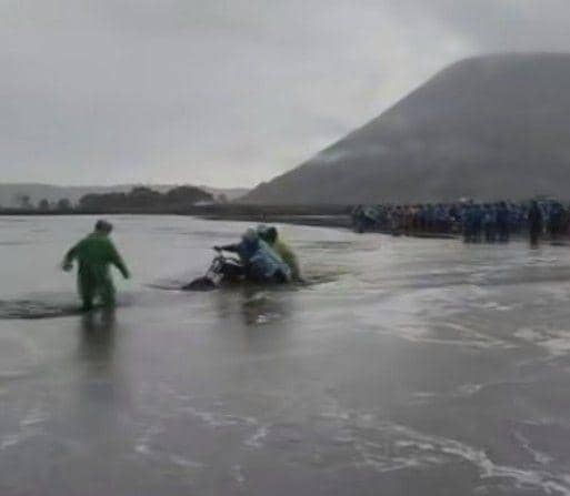 Fenomena banjir yabg terjadi di lautan pasir Gunung Bromo. (IDN Times/istimewa)