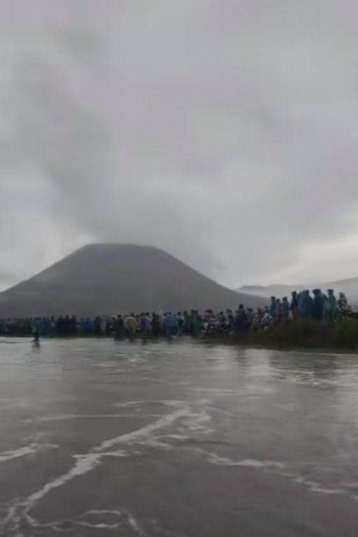 Fenomena banjir yabg terjadi di lautan pasir Gunung Bromo. (IDN Times/istimewa)
