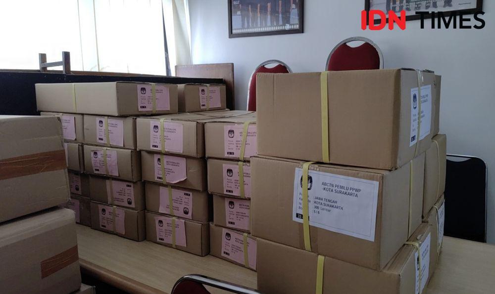 Logitik pemilu di KPU Solo. (IDN Times/Larasati Rey)