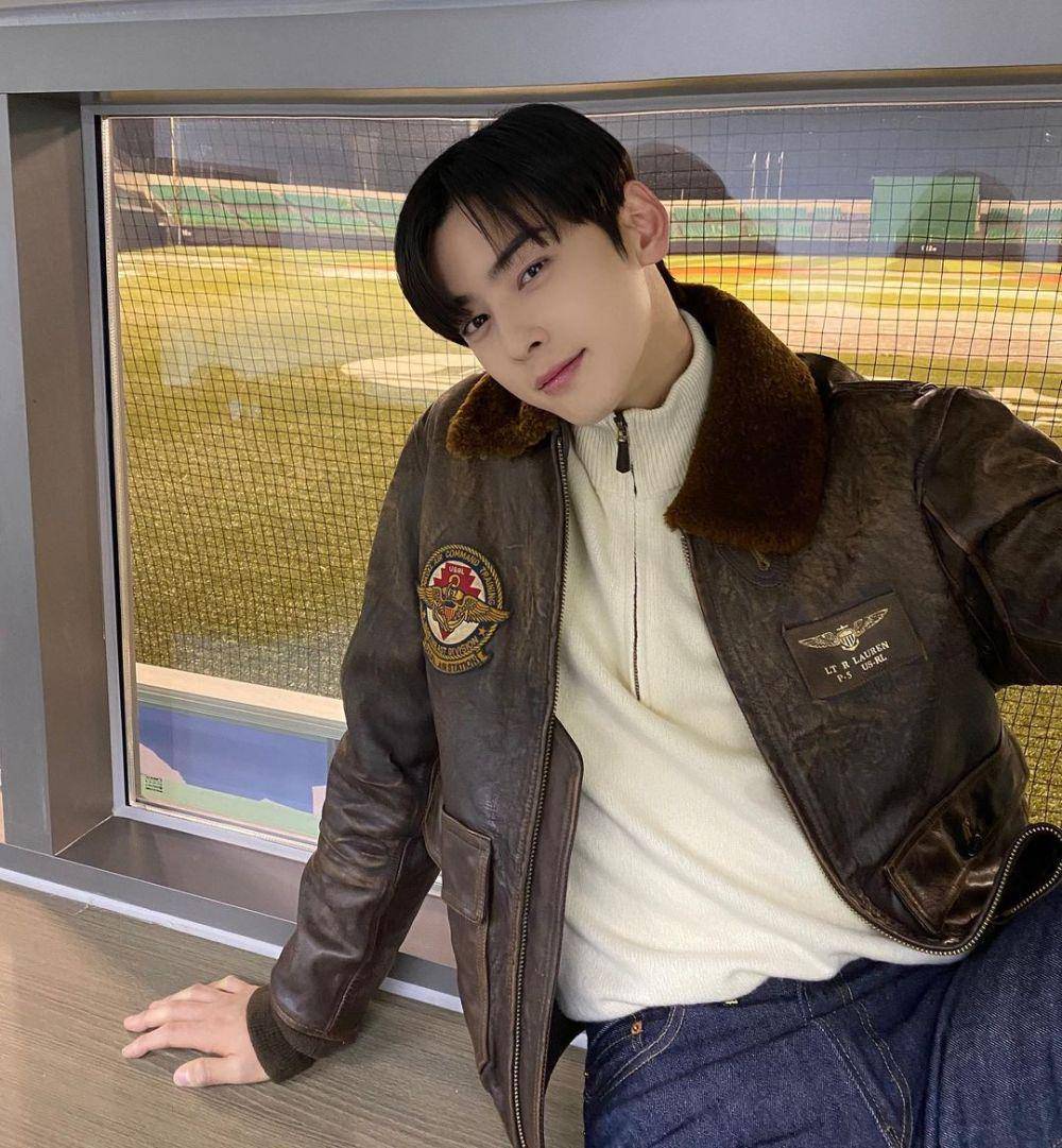 jaket kulit ala Cha Eun Woo ASTRO (instagram.com/eunwo.o_c)