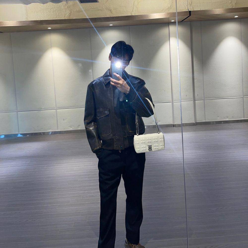 jaket kulit ala Cha Eun Woo ASTRO (instagram.com/eunwo.o_c)