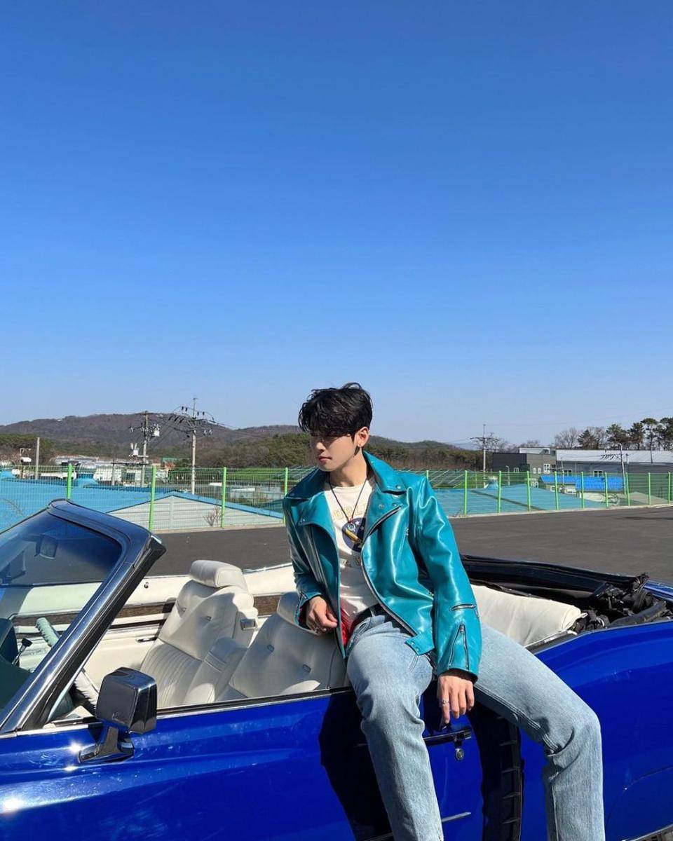 jaket kulit ala Cha Eun Woo ASTRO (instagram.com/eunwo.o_c)