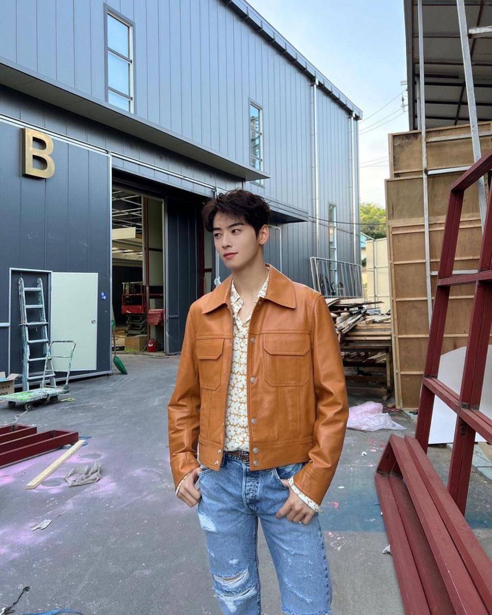jaket kulit ala Cha Eun Woo ASTRO (instagram.com/eunwo.o_c)