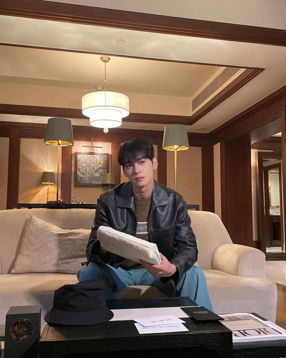 jaket kulit ala Cha Eun Woo ASTRO (instagram.com/eunwo.o_c)