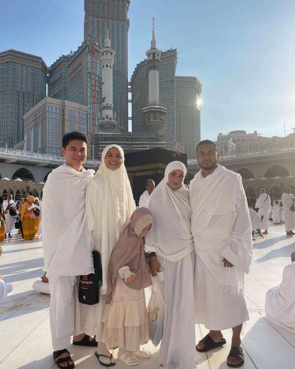 potret keluarga Acha Septriasa jalani umrah (instagram.com/septriasaacha)