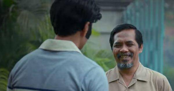 Joko berbincang dengan Sutan tentang masalah yang terjadi akhir-akhir ini ( Dok. Cinépolis Indonesia - Trinil )