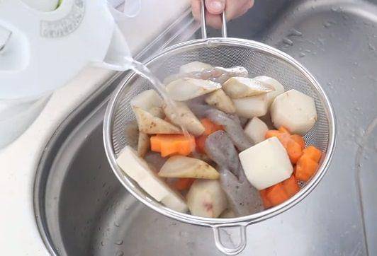 ilustrasi membuat chikuzenni (YouTube.com/Japanese Kitchen by Miss Wagashi)