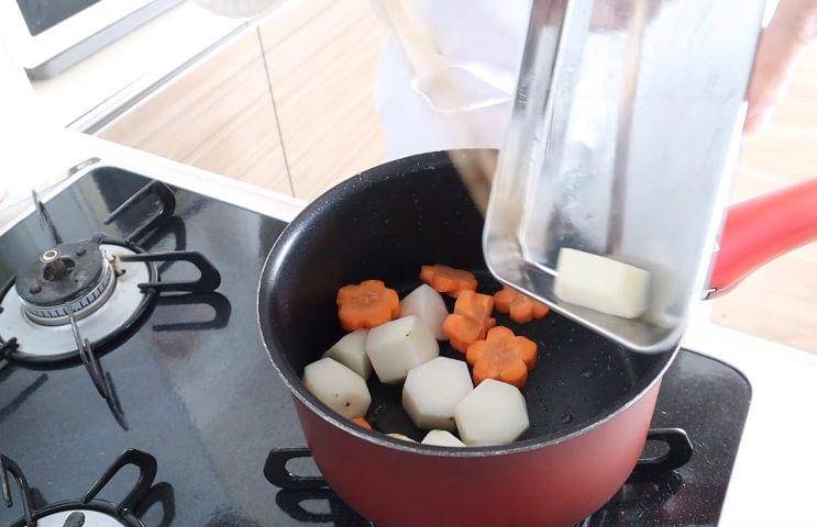 ilustrasi membuat chikuzenni (YouTube.com/Japanese Kitchen by Miss Wagashi)