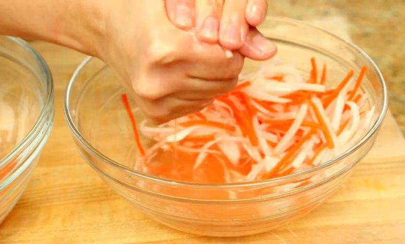 ilustrasi memeras wortel dan lobak (YouTube.com/Just One Cookbook)