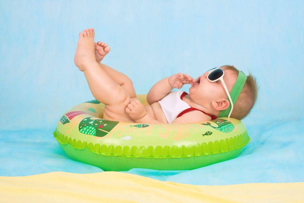 ilustrasi bayi berenang (unsplash.com/ Valeria Zoncoll)