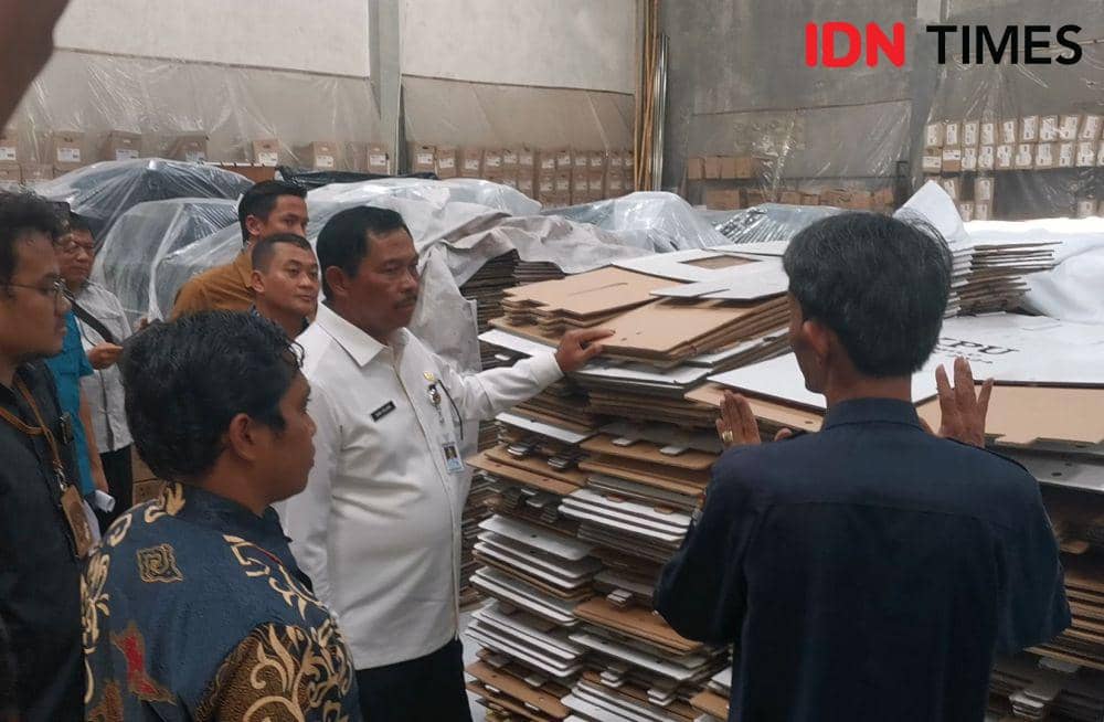 Pj Gubernur Jateng Nana Sudjana mengecek gudang KPU Solo. (IDN Times/Larasati Rey)