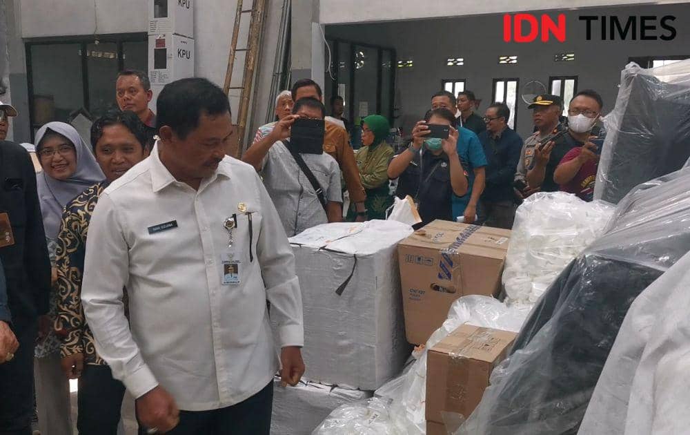 Pj Gubernur Jateng Nana Sudjana mengecek gudang KPU Solo. (IDN Times/Larasati Rey)