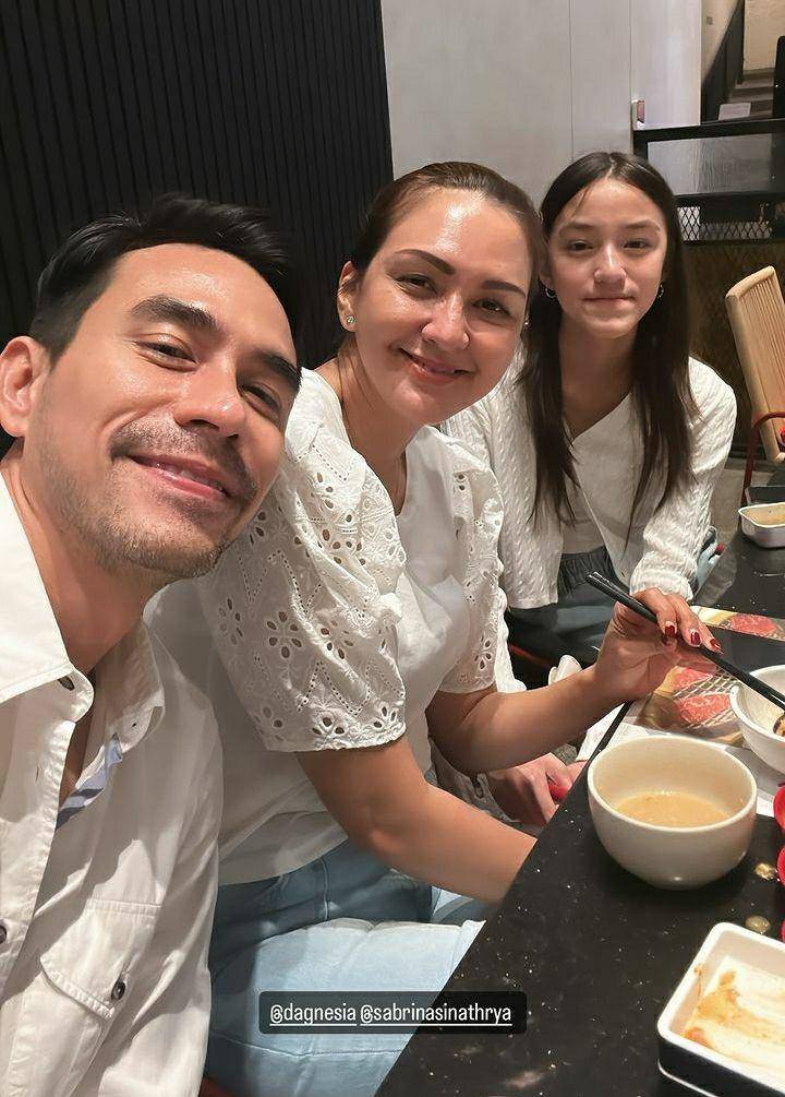 potret kejutan ultah Donna Agnesia yang ke-45 tahun (instagram.com/darius_sinathrya)