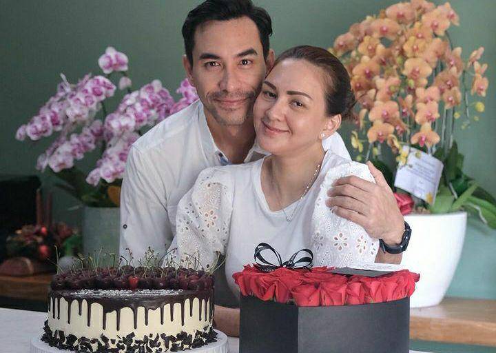 potret kejutan ultah Donna Agnesia yang ke-45 tahun (instagram.com/darius_sinathrya)