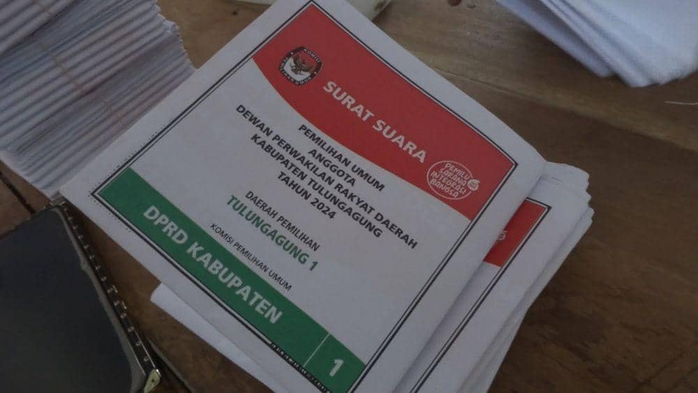 Pekerja saat melakukan sortir dan pelipatan surat suara di Tulungagung. IDN Times/ Bramanta Pamungkas