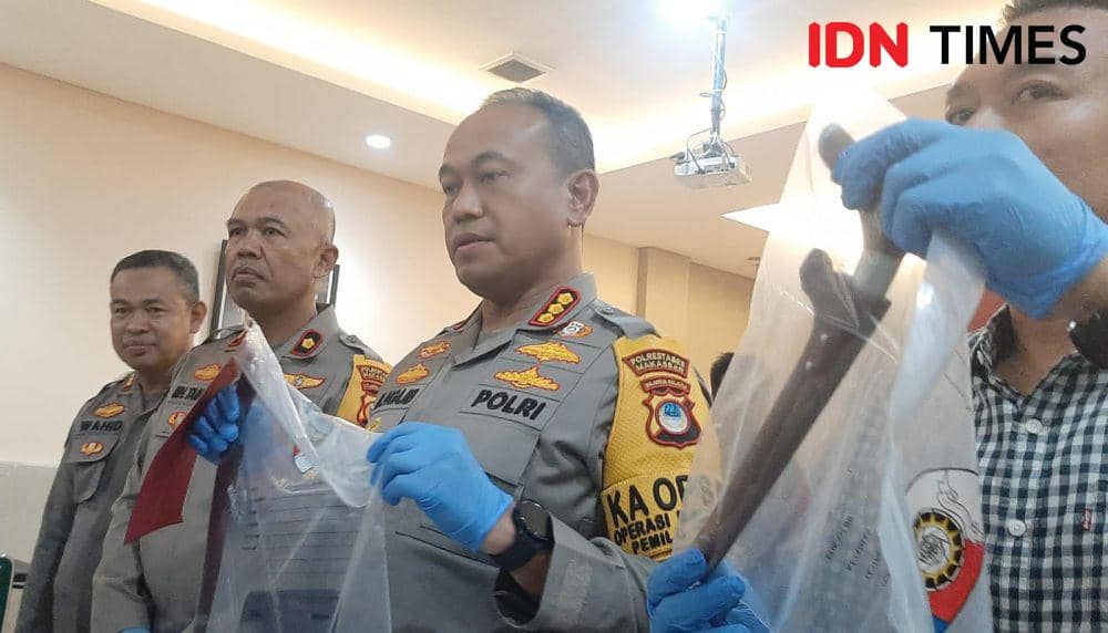 Barang bukti senjata tajam jenis badik yang dipakai pelaku membunuh korban. IDN Times/Dahrul Amri Lobubun