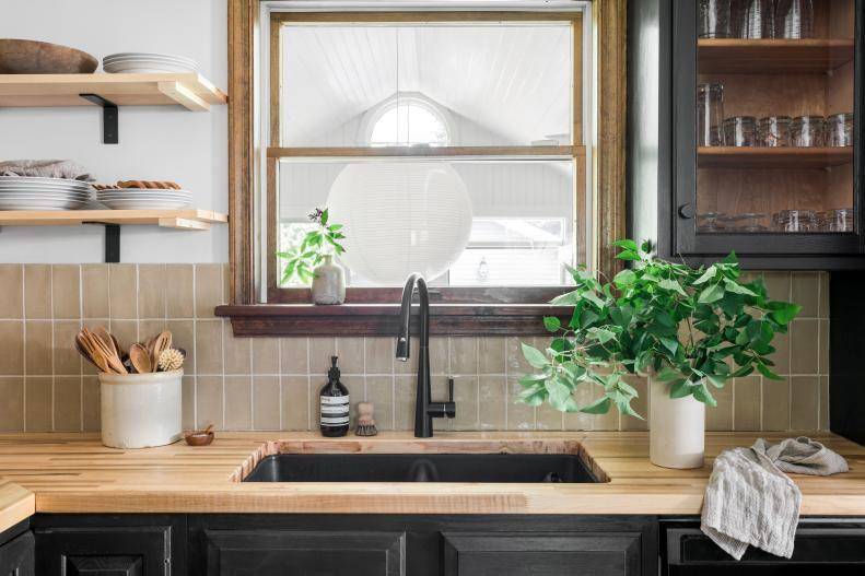 Dapur dengan butcher block countertop (hgtv.com/Flynnside Out